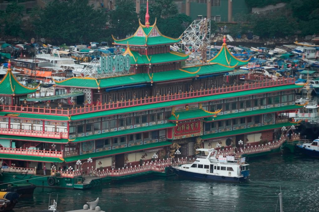 Het drijvende jumbo-restaurant in Hong Kong verdrinkt in de zee