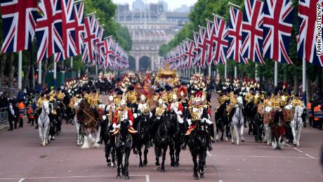 Soldaten paraderen zondag tijdens de Platinum Jubilee-competitie buiten Buckingham Palace in Londen.
