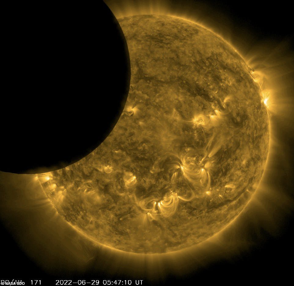 NASA's Solar Dynamics Observatory legde beelden vast van een gedeeltelijke zonsverduistering vanuit zijn bevoorrechte positie in de ruimte - de enige plek waar het zichtbaar was.