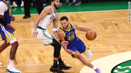 MVP Stephen Curry leidt Celtics' Jason Tatum naar de play-offs 6 in Boston.