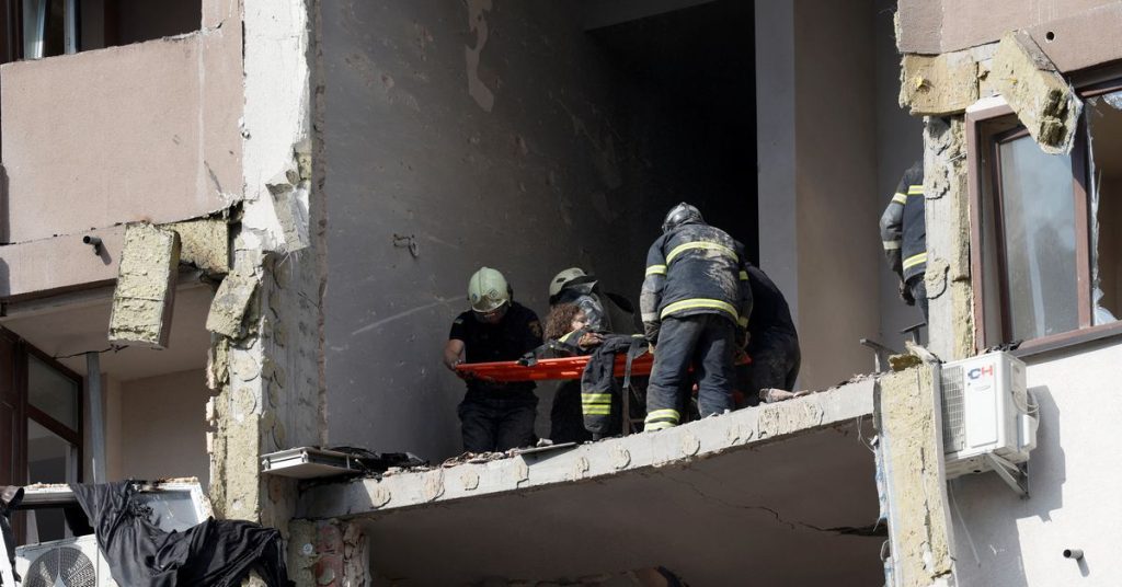 Oekraïne zegt dat Russische raketten Kiev hebben getroffen, waarbij vijf mensen gewond zijn geraakt