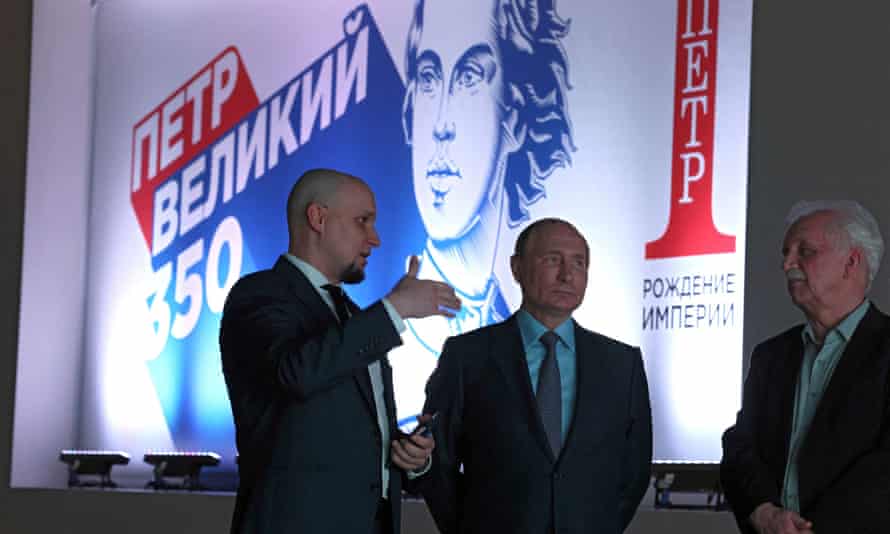 President Vladimir Putin, midden, op een tentoonstelling ter herdenking van de 350e verjaardag van de geboorte van de eerste keizer van Rusland, Peter de Grote, in Moskou