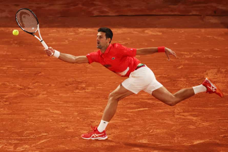 Djokovic rekt zich uit om een ​​forehand te spelen tijdens de kwartfinale tegen Nadal.