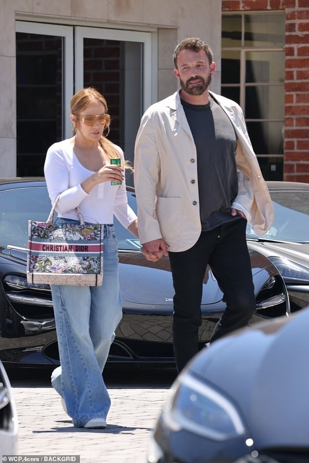 Nieuwe rit: Ben Affleck, 49, en Jennifer Lopez snijden schattige en casual karakters terwijl ze op zaterdag door luxe auto's bladeren in een winkel in Beverly Hills