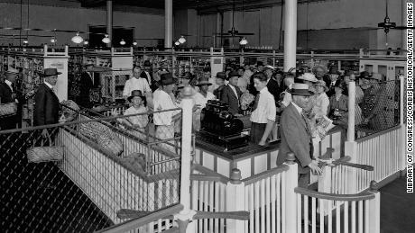 Shoppers bij Piggly Wiggly, de eerste zelfbedieningssupermarkt, in 1918.