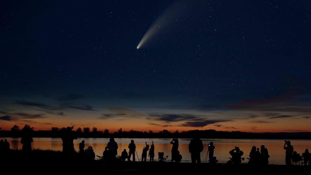 Hoe (en wanneer) de enorme K2-komeet de aarde voorbij zien gaan?