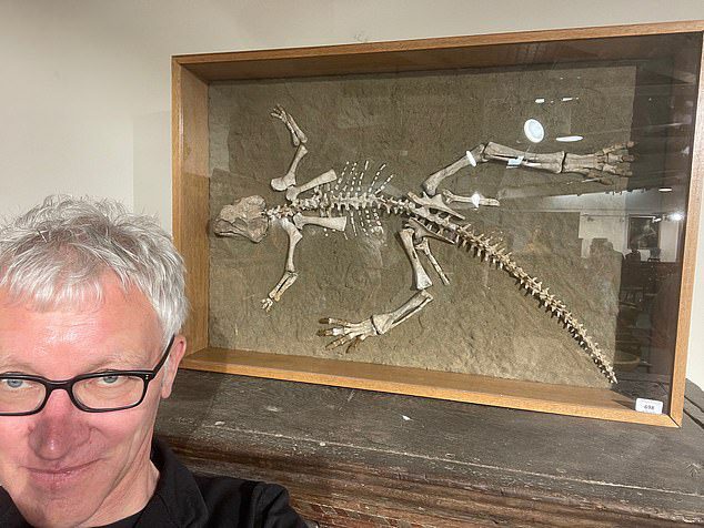 De 54-jarige man (foto Tom Holland) ging met zijn vader naar de veiling bij Woolley & Wallis, in Salisbury, Walts, om een ​​presentatie te geven over het skelet van een Psittacosarus (papegaaihagedis) van 97,5 tot 119 miljoen jaar oud .