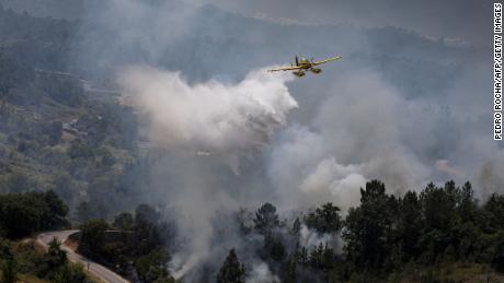 Portugal lijdt onder ernstige droogte, terwijl vliegtuigen bosbranden blussen in Ourem, ten noorden van Lissabon. 