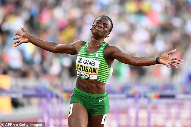 Amosan versloeg het wereldrecord van Kendra Harrison in 2016 met 0,08 seconden op de IAAF Wereldkampioenschappen in Oregon.