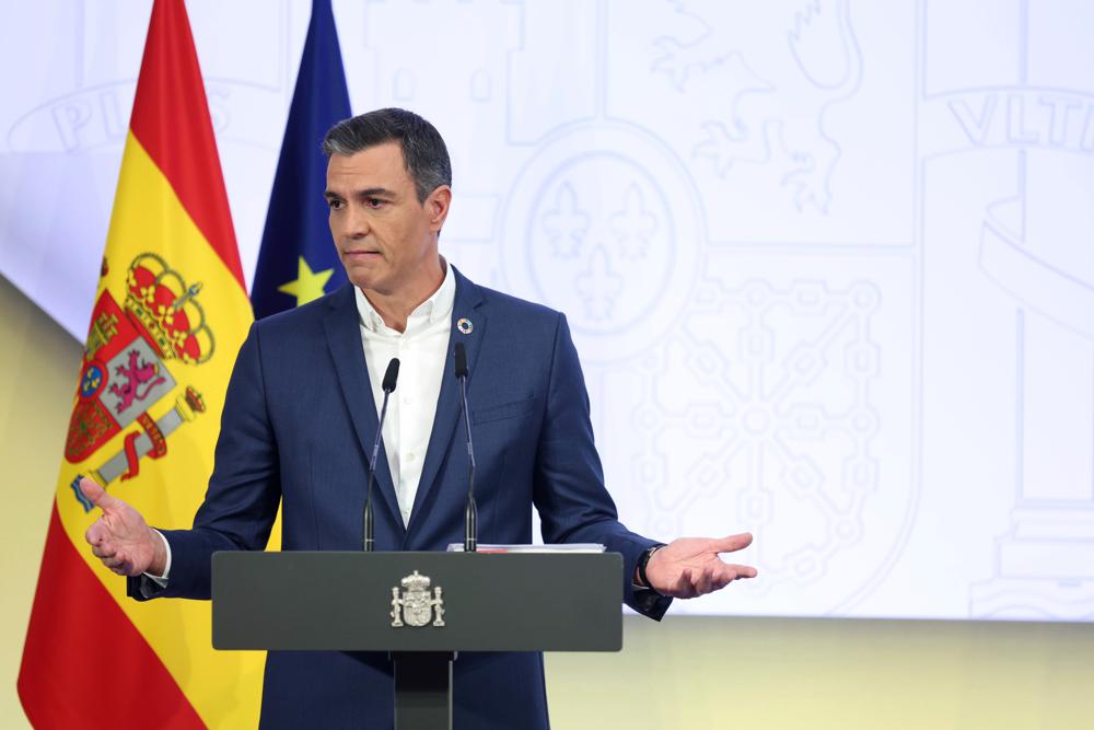 Spaanse premier Sánchez stelt voor om de das te schrappen om energie te besparen