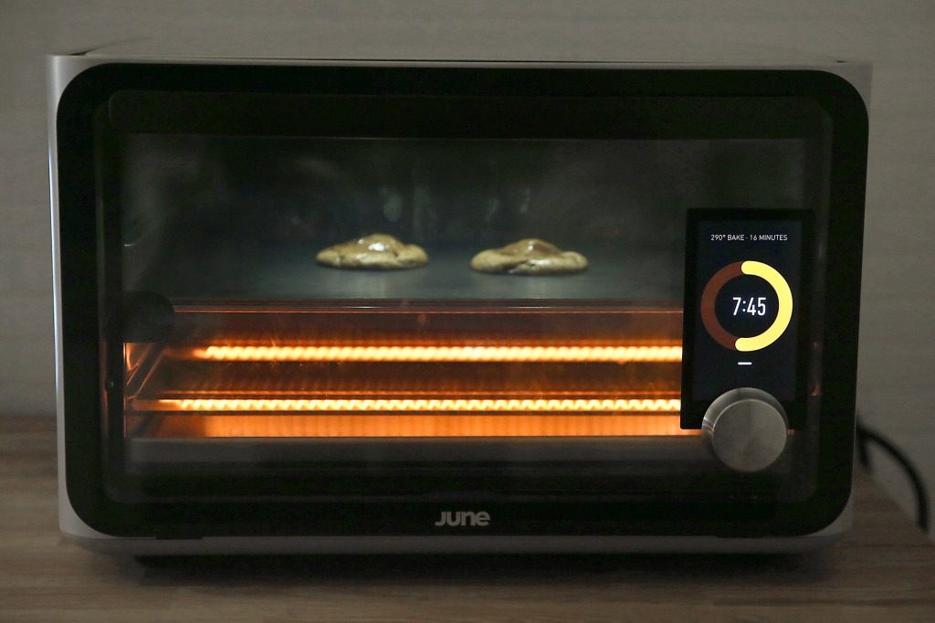 De June Smart Oven, die ongeveer $ 1.000 kost, werkt via wifi en kan het voedsel dat je kookt voelen.