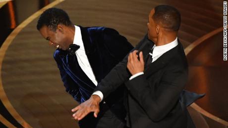 Will Smith en Chris Rock op het podium bij de Oscars.