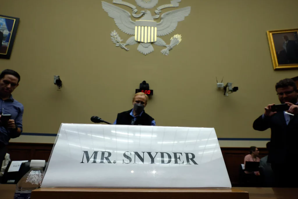 Daniel Snyder neemt donderdag onder ede vragen van de commissie van het Huis af