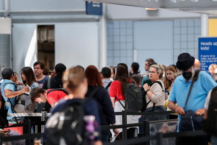 Passagiers wachten in de rij op O'Hare International Airport op 30 juni 2022 in Chicago.