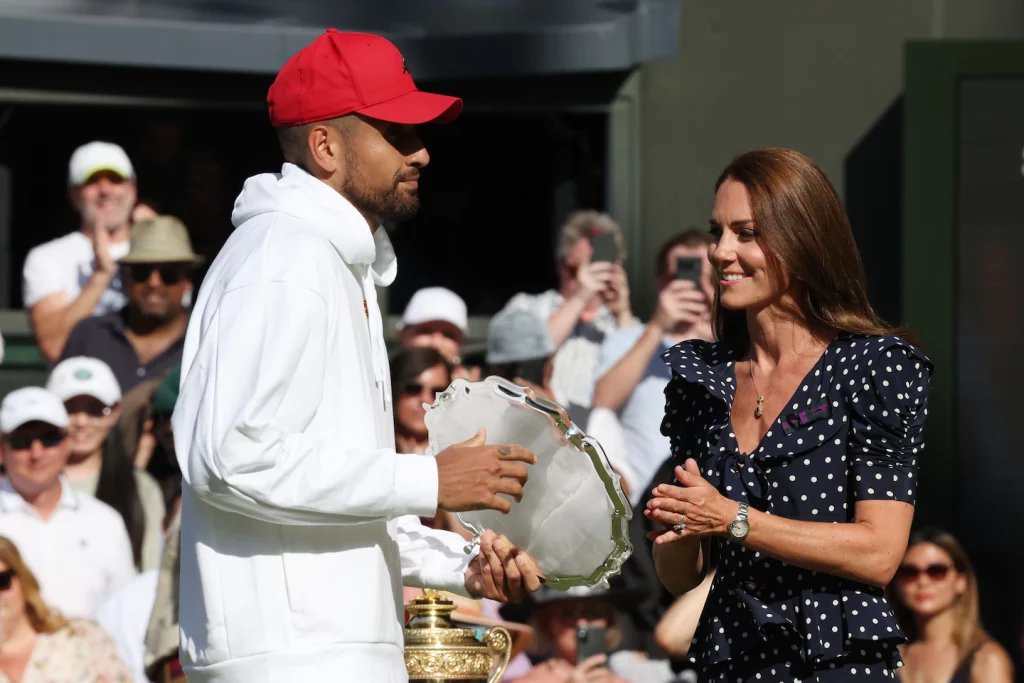 Nick Kyrgios draagt ​​een rode hoed op Wimbledon en tart de geheel witte dresscode