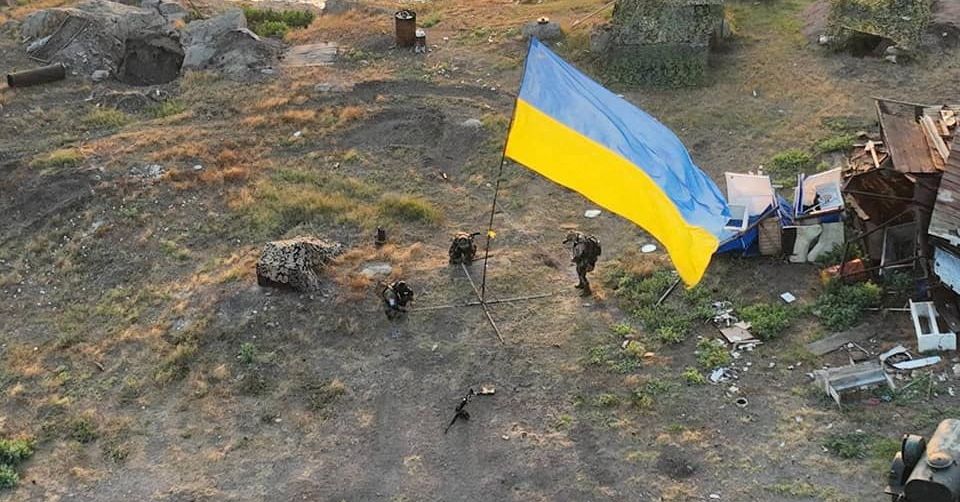 Oekraïne heft vlag op heroverd eiland terwijl Rusland winsten consolideert in het oosten