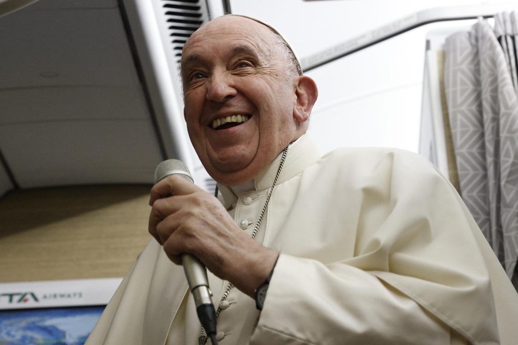 Paus zegt dat hij het rustiger aan gaat doen of met pensioen gaat: 'Je kunt de paus veranderen'