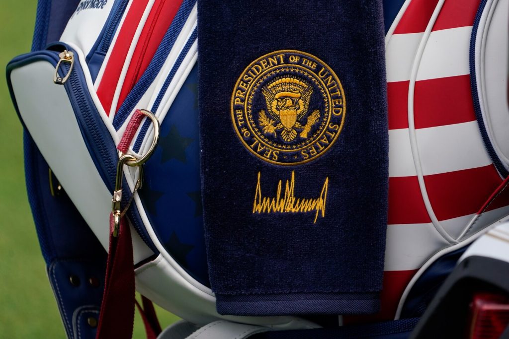 Trump gebruikt het presidentiële zegel bij de LIV Golf Championships in Bedminster, NJ