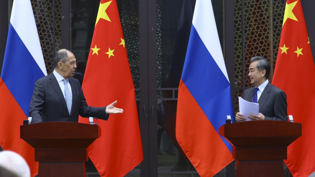 Wang Yi zegt dat de betrekkingen tussen China en Rusland 'sterke veerkracht' tonen