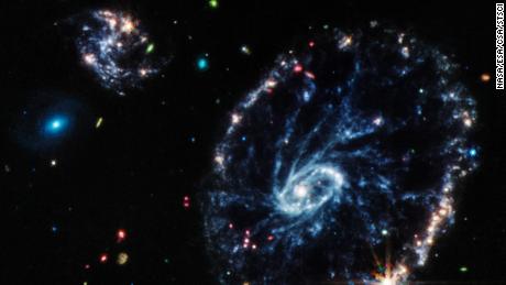 Deze afbeelding van het Webb Mid-Infrared Instrument toont de structuur van de Cartwheel Galaxy.