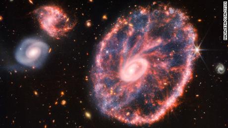 Zeldzaam type sterrenstelsel verblindt in nieuwe Webb-telescoopafbeelding