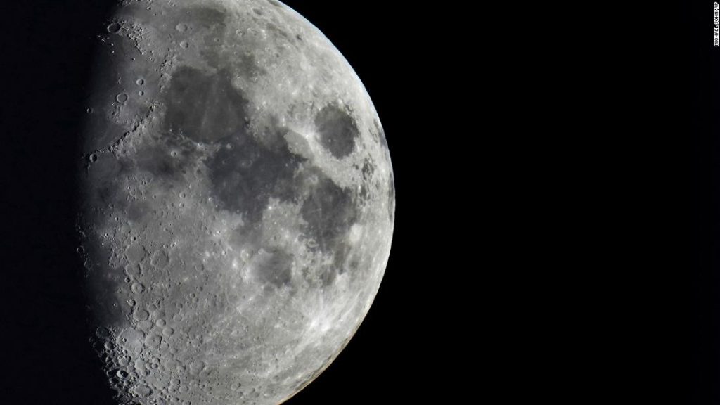 Delen van de maan kunnen temperaturen bieden die geschikt zijn voor mensen