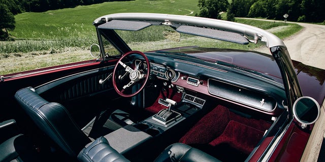 Het interieur van de Mustang is een moderne interpretatie van het origineel.