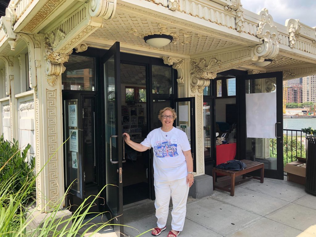 President Judy Purdy van de Roosevelt Island Historical Society wil dat een verkoopwagen in de buurt wordt verplaatst, zodat een langlopende kiosk op Roosevelt Island goede zaken kan doen.