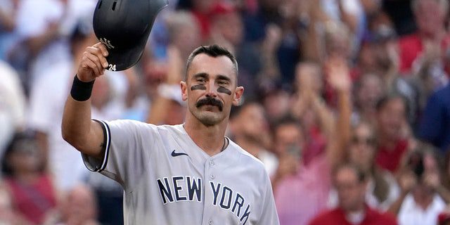 Matt Carpenter van de New York Yankees heft zijn hoed op terwijl hij naar de knuppel gaat tijdens de eerste helft van een honkbalwedstrijd tegen de St. Louis Cardinals op vrijdag 5 augustus 2022 in St. Louis. 