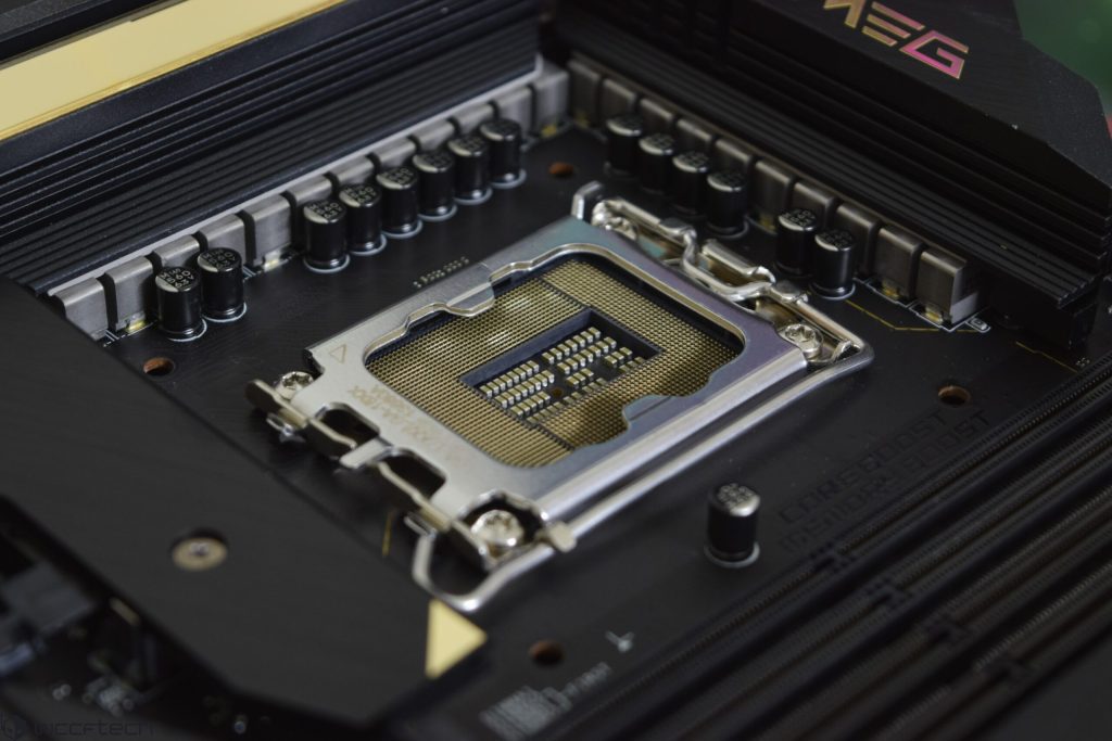 Intel Z790-moederborden met DDR5-6800 en DDR4-5333 geheugenondersteuningsmonitor