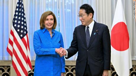 Huisvoorzitter Nancy Pelosi schudt de hand van de Japanse premier Fumio Kishida in Tokio op 5 augustus 2022.