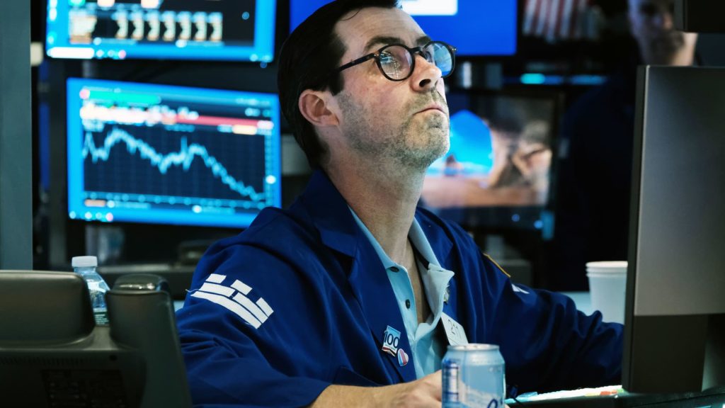 Dow-futures dalen bijna 200 punten, aangezien de nederlaag van vrijdag op Wall Street lijkt door te gaan
