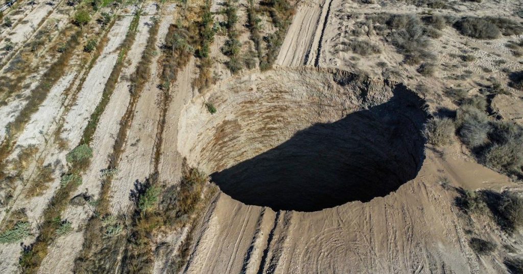 Experts onderzoeken een mysterieuze 60 meter diepe krater in de buurt van een kopermijn in Chili