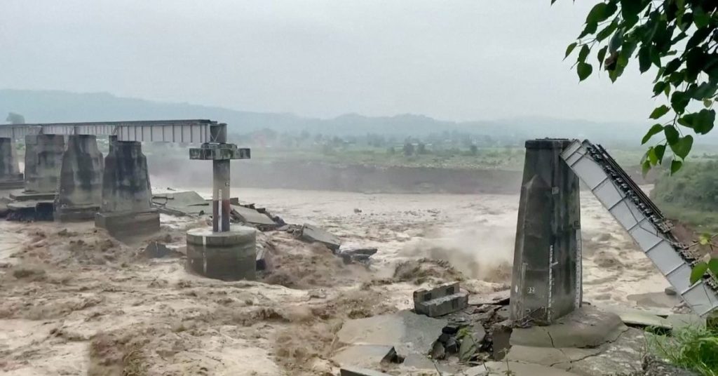 Overstromingen en aardverschuivingen doden tientallen als moessonregens in Noord- en Oost-India
