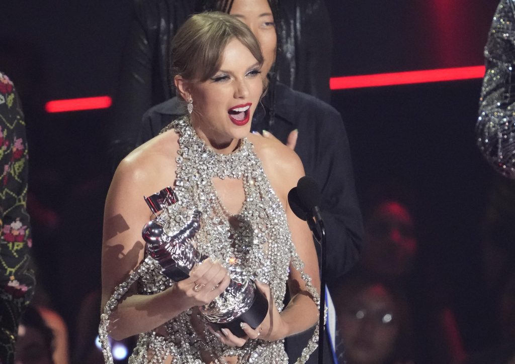 Taylor Swift wint eerste prijs, kondigt nieuw album aan op MTV VMAs