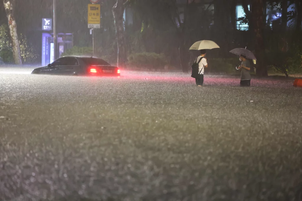 Zware regen overspoelt de Zuid-Koreaanse hoofdstad Seoel, waarbij zeker zeven mensen omkomen