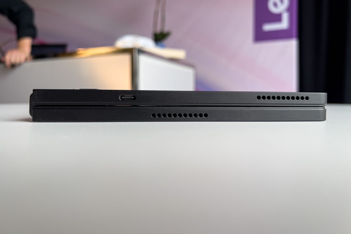 Lenovo ThinkPad X1 Fold van onderaf gezien, gesloten, in het weergavegebied.