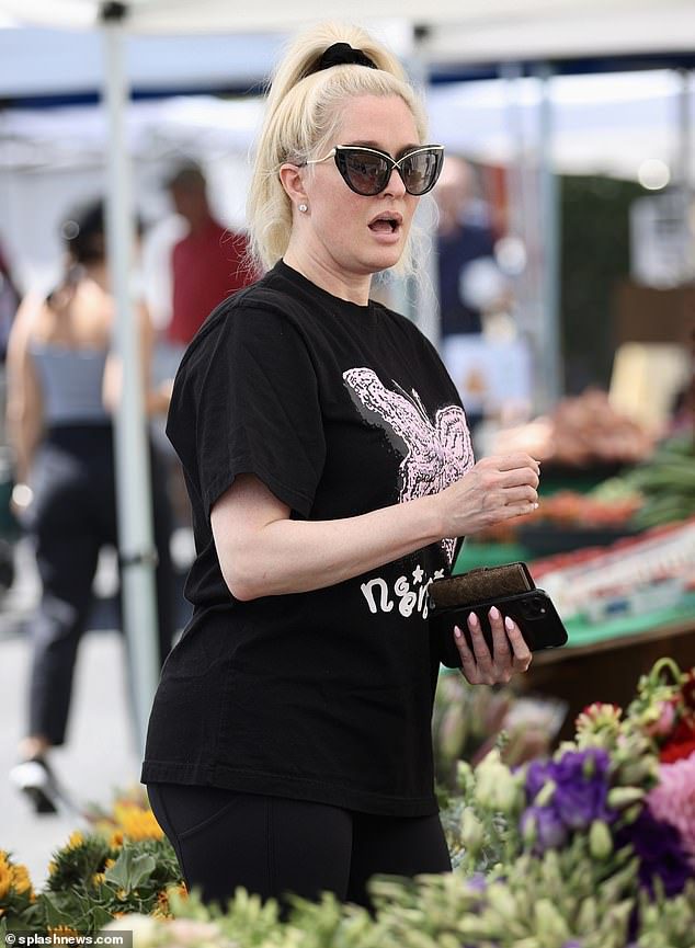 Farmer's Market: DailyMail.com, een 51-jarige realityster, vertelde tijdens het kopen van bloemen en vers fruit op een boerenmarkt in Los Angeles exclusief aan DailyMail.com: 