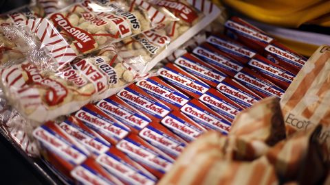 De innovatieve verpakking van Cracker Jack heeft geholpen een nieuw tijdperk van snacken in te luiden. 