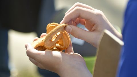 Kijken naar ingrediënten en voedingsinformatie kan consumenten helpen begrijpen wat er precies in hun snack zit. 