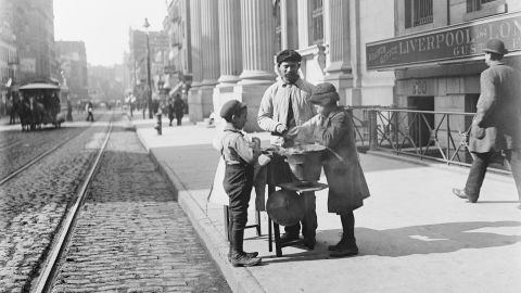 Een pindakraam op West 42nd Street in New York City, circa 1905.