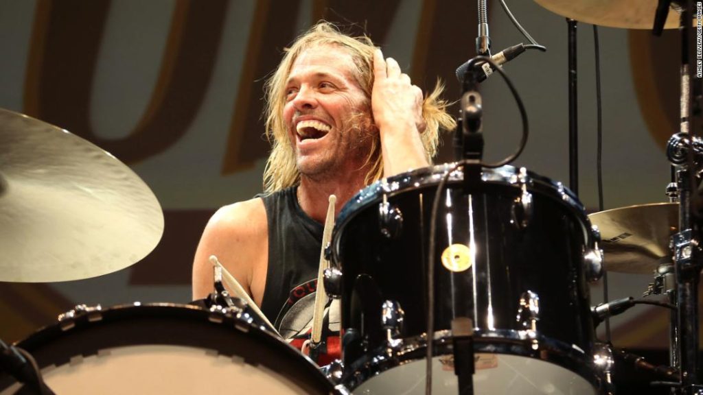 The Foo Fighters brengen hulde aan drummer Taylor Hawkins tijdens concert in Londen