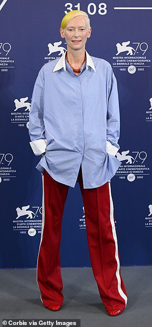 Chique: de 61-jarige actrice zag er trendy uit in een oversized blauw shirt met witte strepen