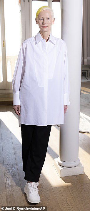 Edgy: de strandster veranderde later in een oversized wit overhemd en een contrasterende zwarte broek