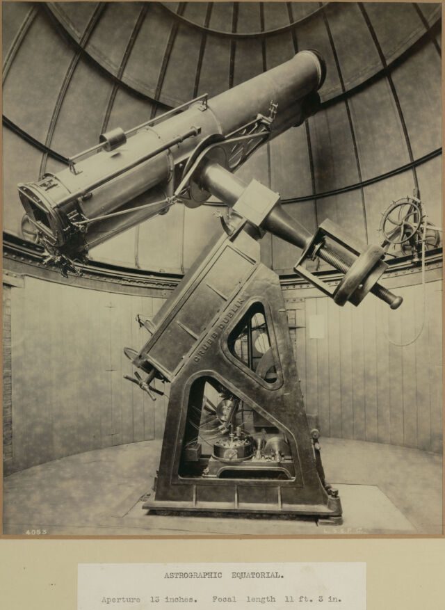 Astronomische telescoop gebruikt bij de Royal Observatory, Greenwich om de hemel te onderzoeken voor fotografie door Carte du Ciel.  Het instrument bestaat uit twee brekende telescopen die op een equatoriale basis aan elkaar zijn gemonteerd.  De ene werd gebruikt om het beeld vast te leggen, terwijl de andere was om nauwkeurige tracking te garanderen tijdens de lange belichtingen die nodig waren voor de weinig lichtgevoelige films die toen beschikbaar waren. 