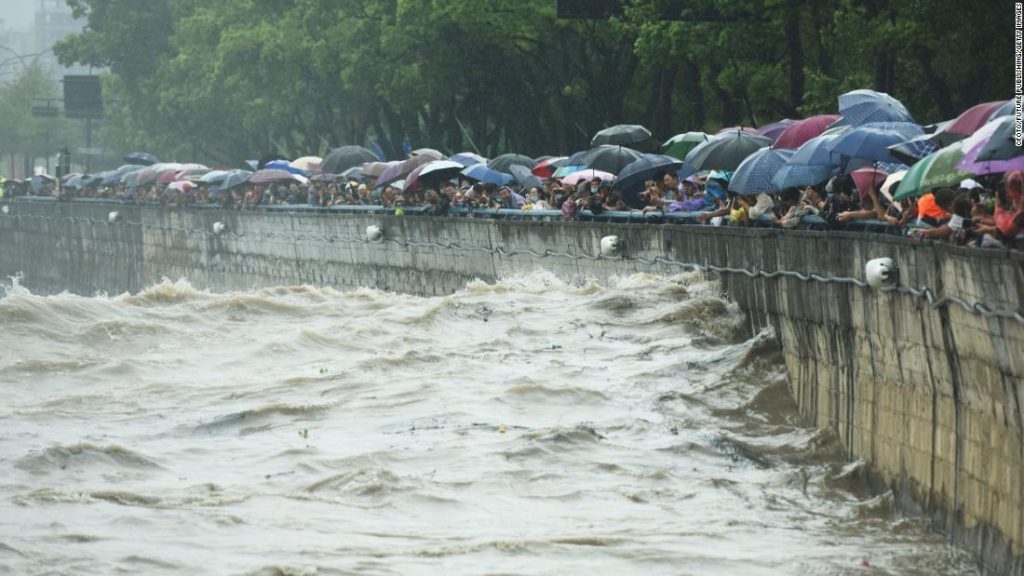 Tyfoon Muifa komt aan land terwijl miljoenen in China zich voorbereiden op hevige regen en overstromingen