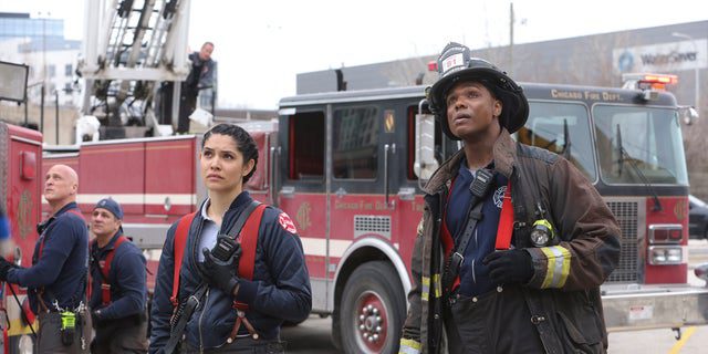"Brand in Chicago" De acteurs waren veilig na de opnames in de buurt van de productieset op woensdag (afgebeeld in seizoen 10).