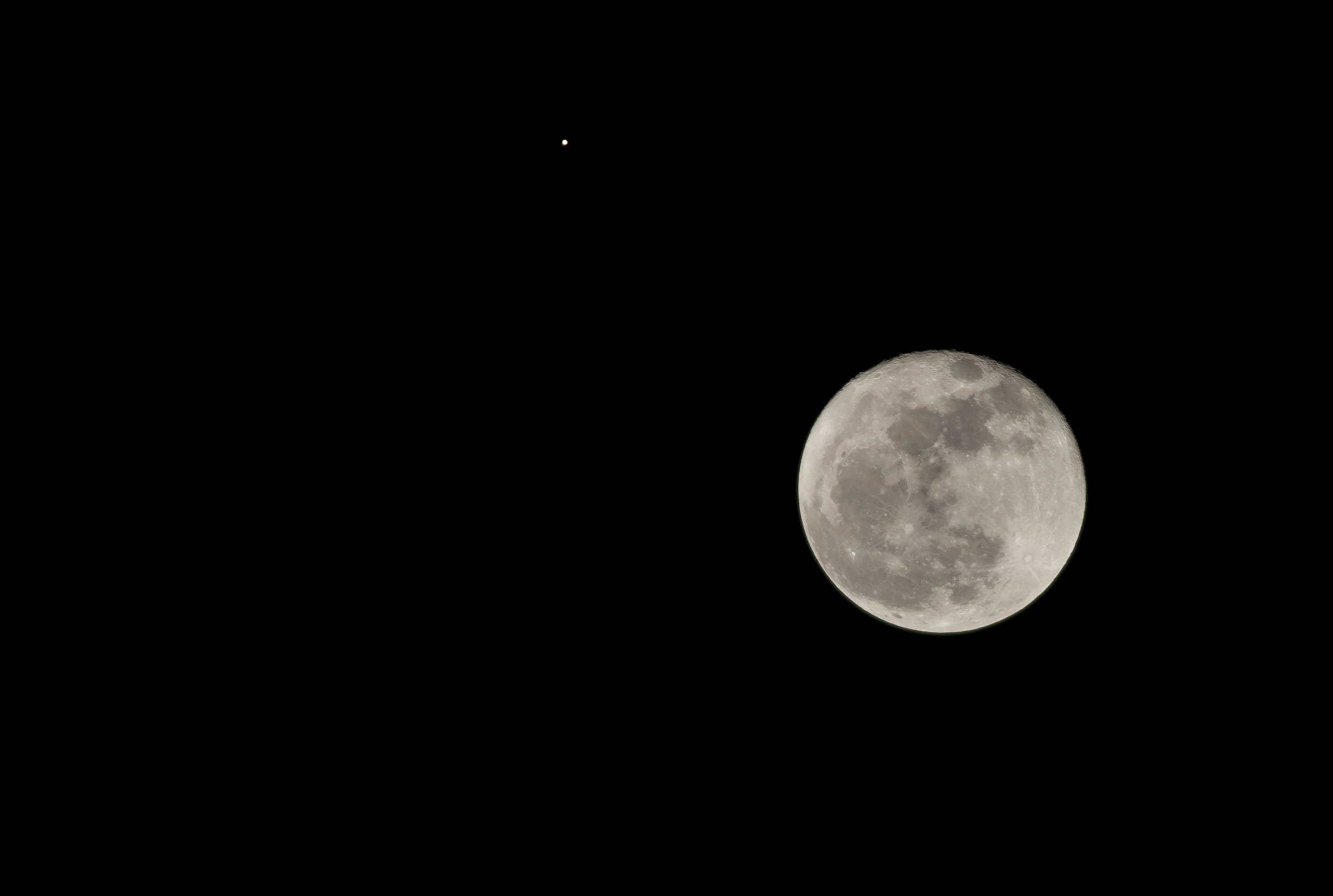 Een zicht op de maan naast de planeet Mars, gezien vanuit de stad Bogotá op 2 oktober 2020.