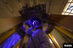 DART-teamleden installeren en inspecteren het enige instrument van het DART-ruimtevaartuig - de Didymos Reconnaissance Camera en Asteroid Navigation Camera (DRACO) - op het ruimtevaartuig in juni 2021 (Image credit: NASA/Johns Hopkins APL/Ed Whitman)
