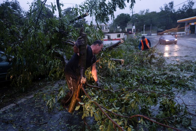 Orkaan Fiona komt aan in de Dominicaanse Republiek, waar het grootste deel van Puerto Rico nog steeds zonder stroom zit